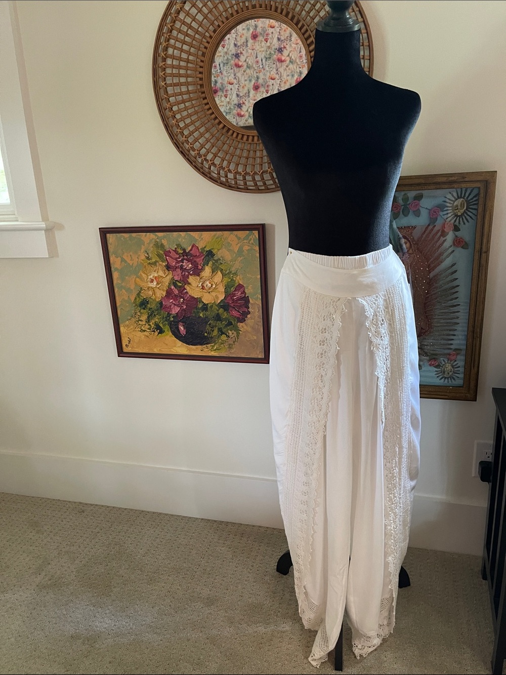 Japana Beachwear White Lace-Trim Plazzo Pants 
Size M  NWT